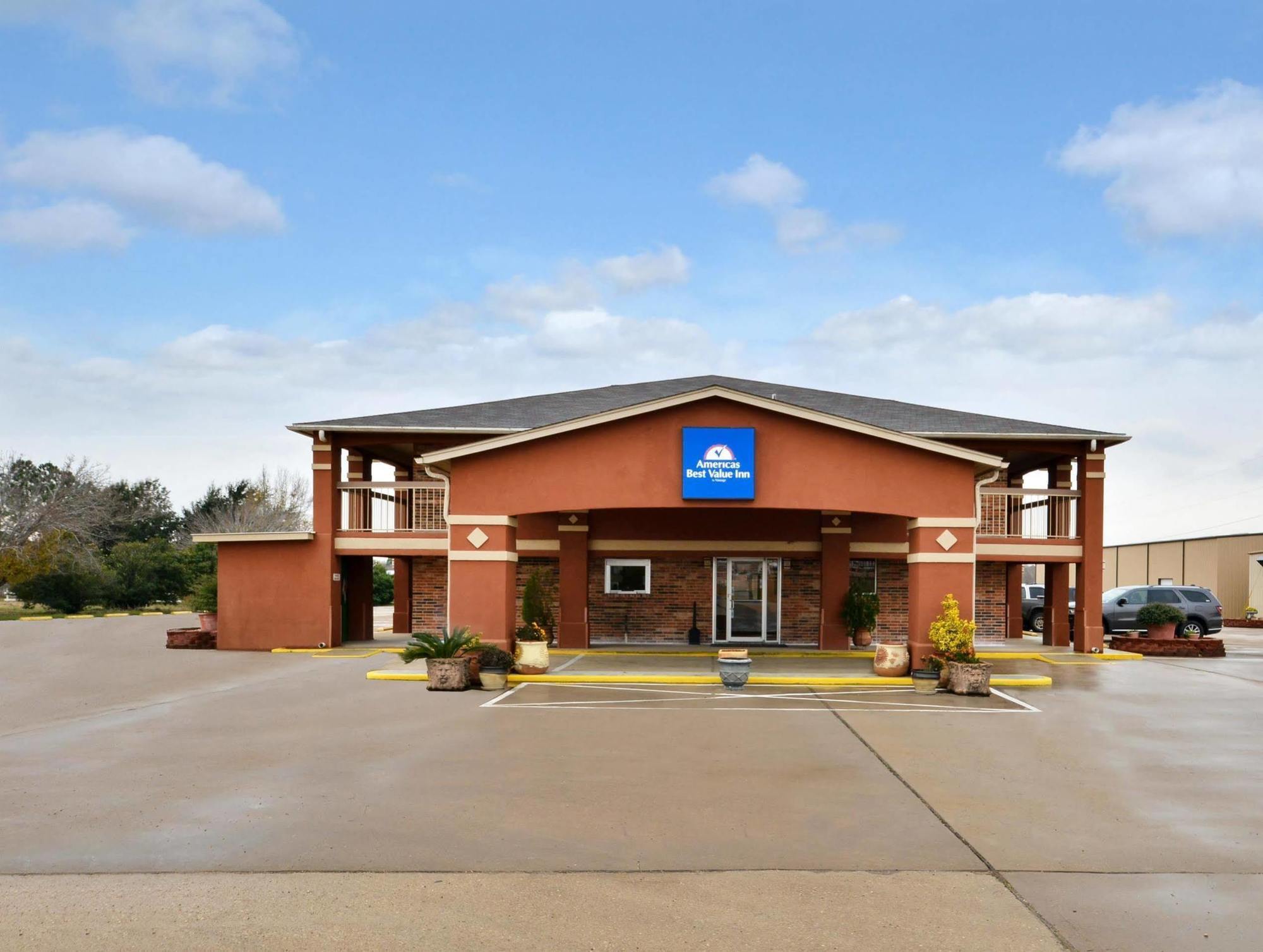 Surestay Hotel By Best Western Rockdale Экстерьер фото